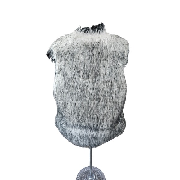 The cove boutique women's size small faux fur vest - Picture 2 of 3